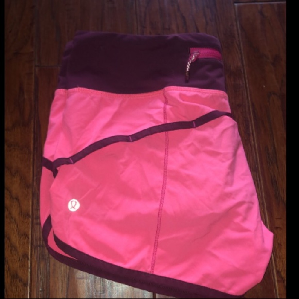 Lululemon Tracker Short IV size 4!!!